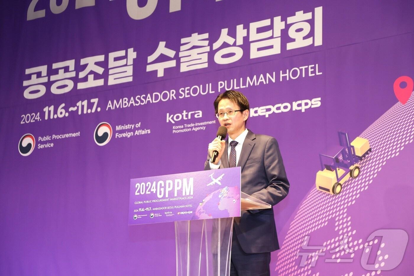  백승보 조달청 차장이 6일 서울 엠버서더서울풀만호텔에서 열린 '2024 공공조달 수출상담회'에서 개회사를 하고 있다.(조달청 제공)/뉴스