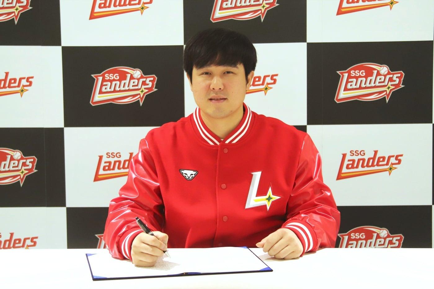 본문 이미지 - 최정이 6일 SSG 랜더스와 FA 계약을 체결했다. (SSG 랜더스 제공)