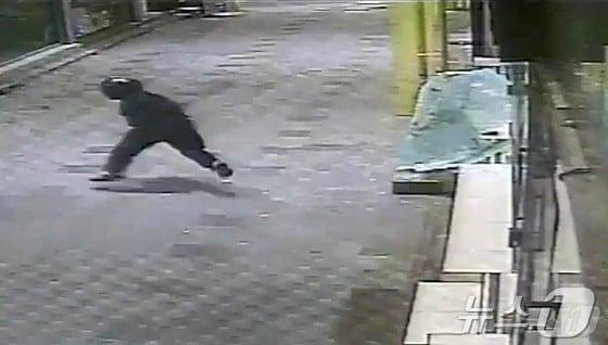 본문 이미지 - 제주에 여행 왔다가 금은방에서 귀금속을 훔친 일당 3명 중 유일한 성인인 20대가 법원으로부터 징역형의 집행유예를 선고받았다. 10대 2명은 소년부로 송치됐다. 공범 중 10대 1명이 9월 13일 새벽 2시10분 쯤 제주시 한 금은방에서 돌을 던져 유리 출입문을 깨고 들어가 진열대에 있던 순금 팔찌 등 귀금속을 훔쳐 달아나고 있다.(제주동부경찰서 제공)2024.9.13/뉴스1 