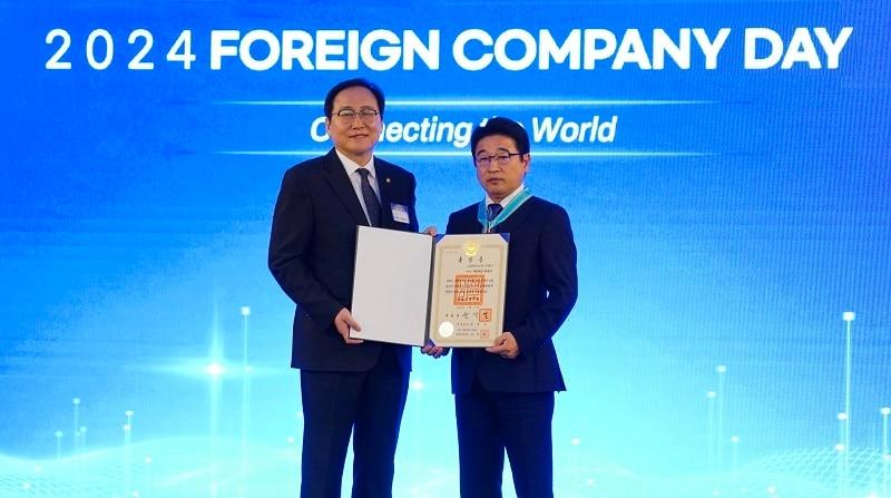 본문 이미지 - 도쿄일렉트론코리아 히나타 쿠니히코 부사장(오른쪽)이 지난 5일 열린 ‘외국기업의 날’ 행사에서 기념촬영을 하고 있다. /사진 제공 = 도쿄일렉트론코리아