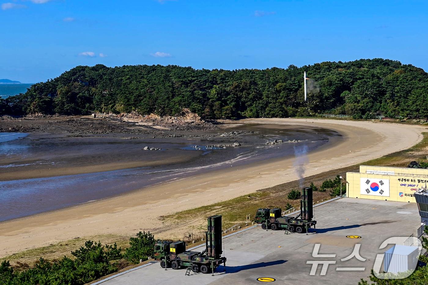 본문 이미지 - 지난 2024년 11월6일 서해지역에서 열린 유도탄 요격 실사격 훈련에서 천궁-Ⅱ 지대공유도탄이 가상의 표적을 향해 발사되고 있다. (합동참모본부 제공) 2024.11.6 ⓒ 뉴스1