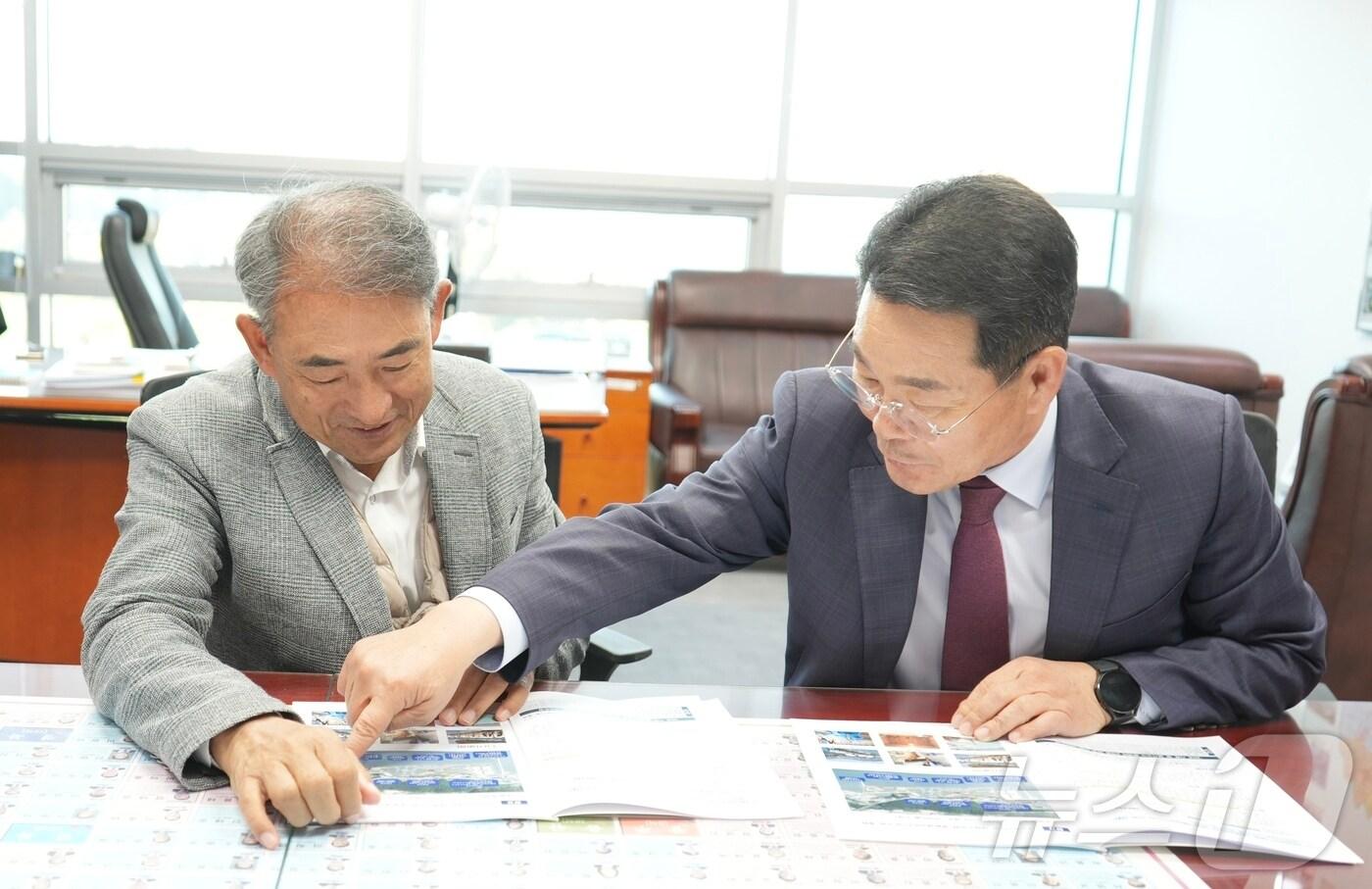 본문 이미지 - 권익현 부안군수(오른쪽)이 6일 국회를 방문하고 윤준병 국회의원에게 부안군 주요사업을 설명하고 있다.(부안군 제공)2024.11.6/뉴스1 