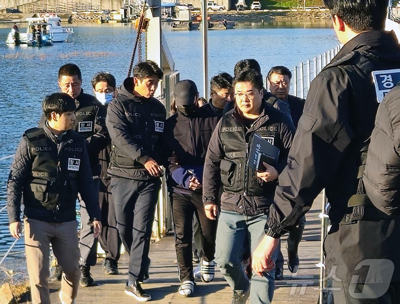 본문 이미지 - 지난 6일 오후 강원도 화천 북한강 일대에서 여자 군무원을 살해한 뒤 북한강에 시신을 유기한 현역 육군 장교의 현장 검증이 열리고 있다.2024.11.6/뉴스1 ⓒ News1 한귀섭 기자