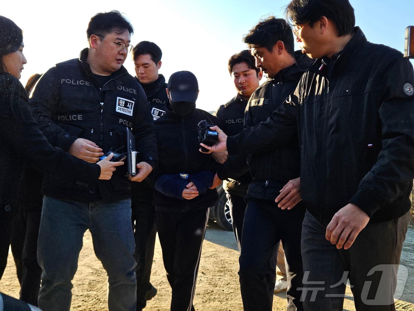 본문 이미지 - 6일 오후 강원도 화천 북한강 일대에서 여자 군무원을 살해한 뒤 북한강에 시신을 유기한 현역 육군 장교의 현장 검증이 열리고 있다.2024.11.6/뉴스1 ⓒ News1 한귀섭 기자