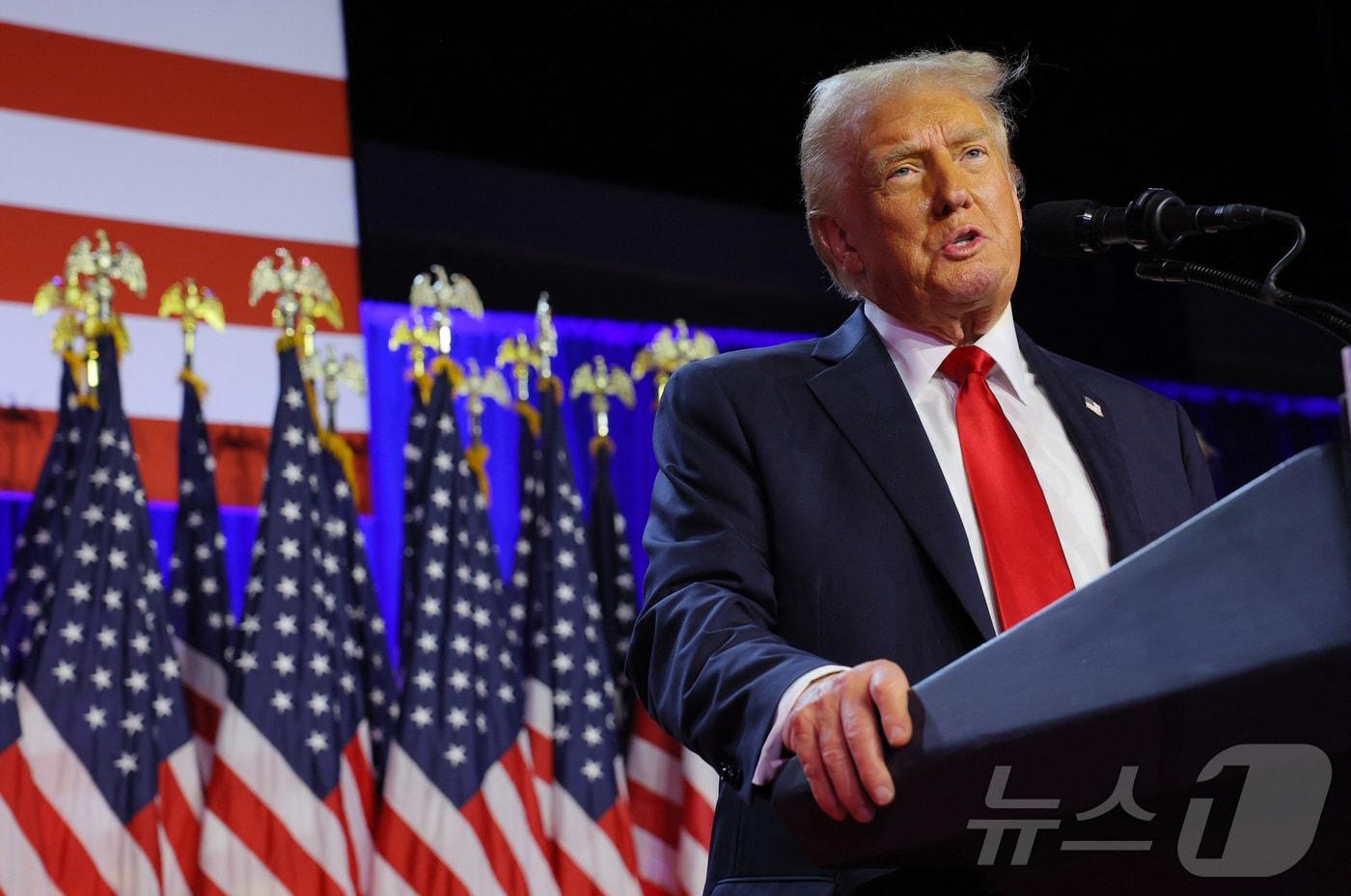 본문 이미지 - 6일(현지시간) 대통령 당선이 유력한 공화당 대선후보 도널드 트럼프 전 대통령이 플로리다주 웨스트팜비치의 팜비치카운티 컨벤션센터에 모인 지지자들 앞에서 연설을 하고 있다. 2024.11.06 ⓒ 로이터=뉴스1 ⓒ News1 김지완 기자
