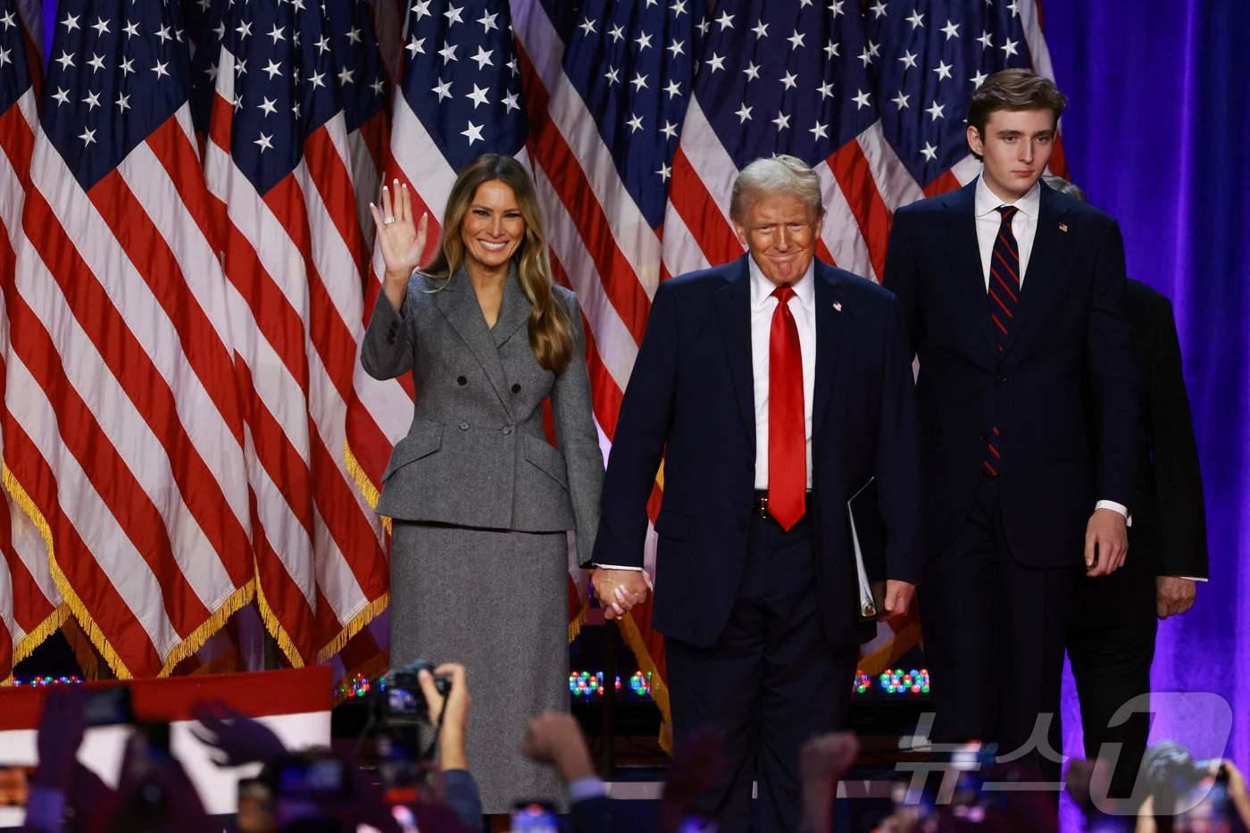 6일(현지시간) 대통령 당선이 유력한 공화당 대선후보 도널드 트럼프 전 대통령이 플로리다주 웨스트팜비치의 팜비치카운티 컨벤션센터 연단에서 아내인 멜라니아 트럼프 여사와 아들인 배런 트럼프와 함께 지지자들에게 인사하고 있다. 2024.11.06 ⓒ AFP=뉴스1 ⓒ News1 김지완 기자