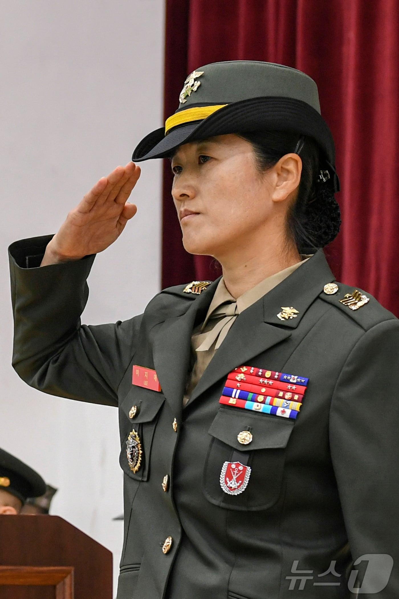 본문 이미지 - 해병대 첫 여성 원사로 진급한 이지애 주임원사가  취임식에서 경례하고 있다. (해병대교육훈련단제공) 2024.11.6/뉴스1 