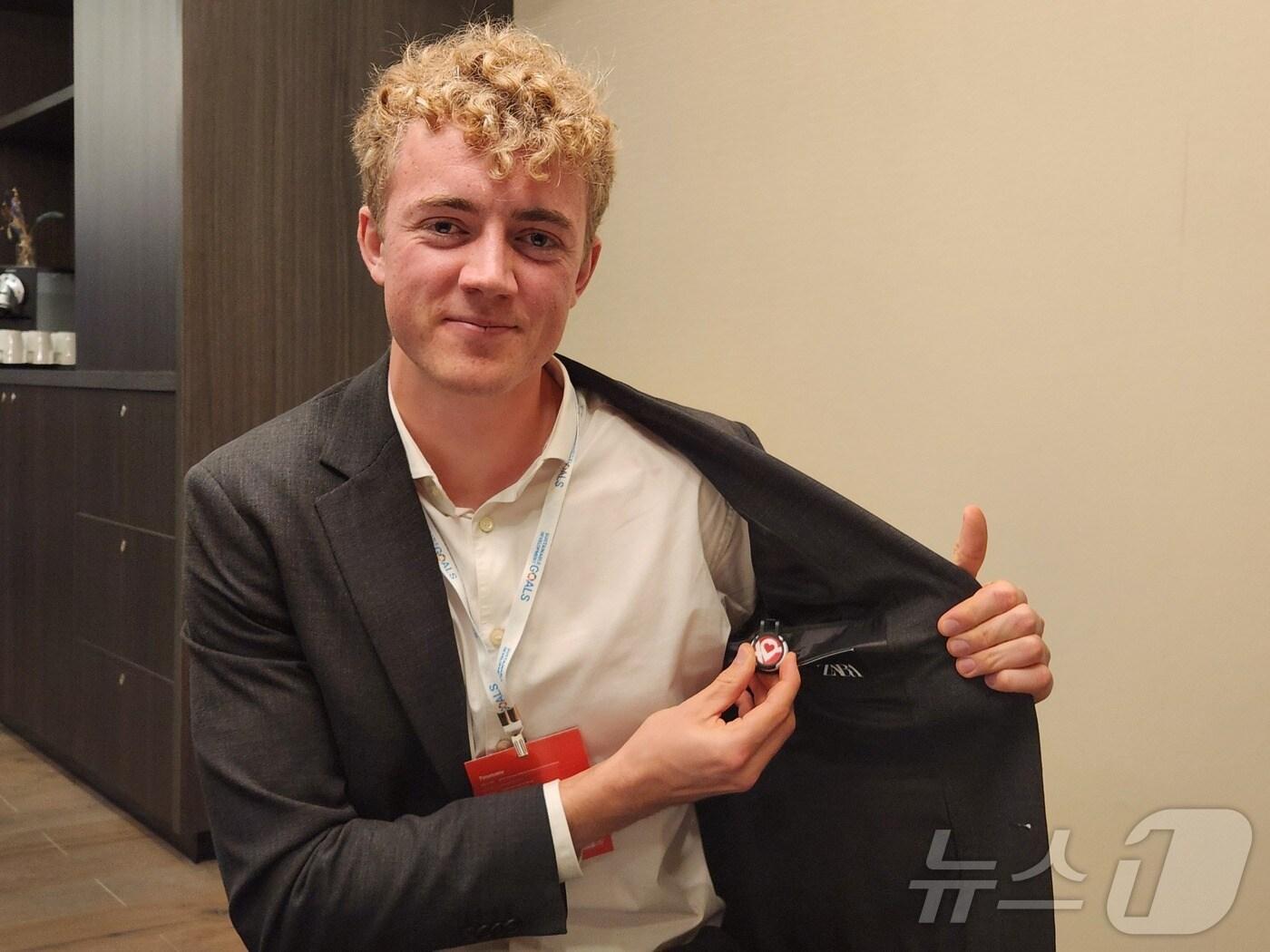 본문 이미지 - 스위스 제네바에서 열린 WISE 콘퍼런스에 참석한 니클라스 린지 리누케어 대표. 리누케어의 제품인 세이프티 버튼을 소개하고 있다.2024.11.4/ⓒ News1 이정후 기자