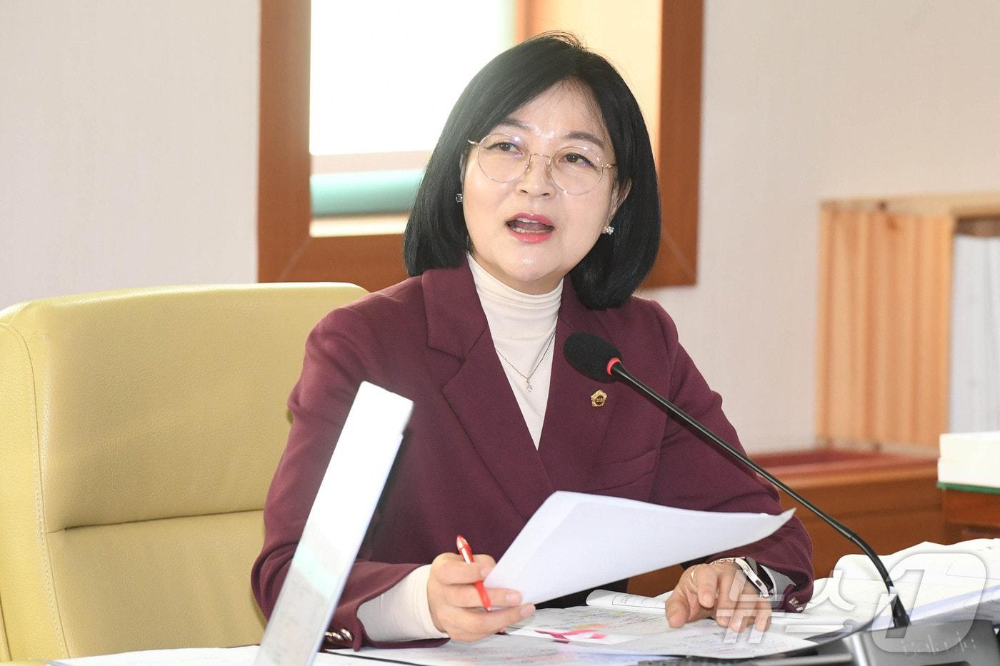 본문 이미지 - 울산시의회 행정자치위원회는 6일 오전 회의실에서 울산연구원과 울산시설공단 소관 업무에 대한 행정사무 감사를 실시했다. 사진은 천미경 울산시의원.(울산시의회 제공)
