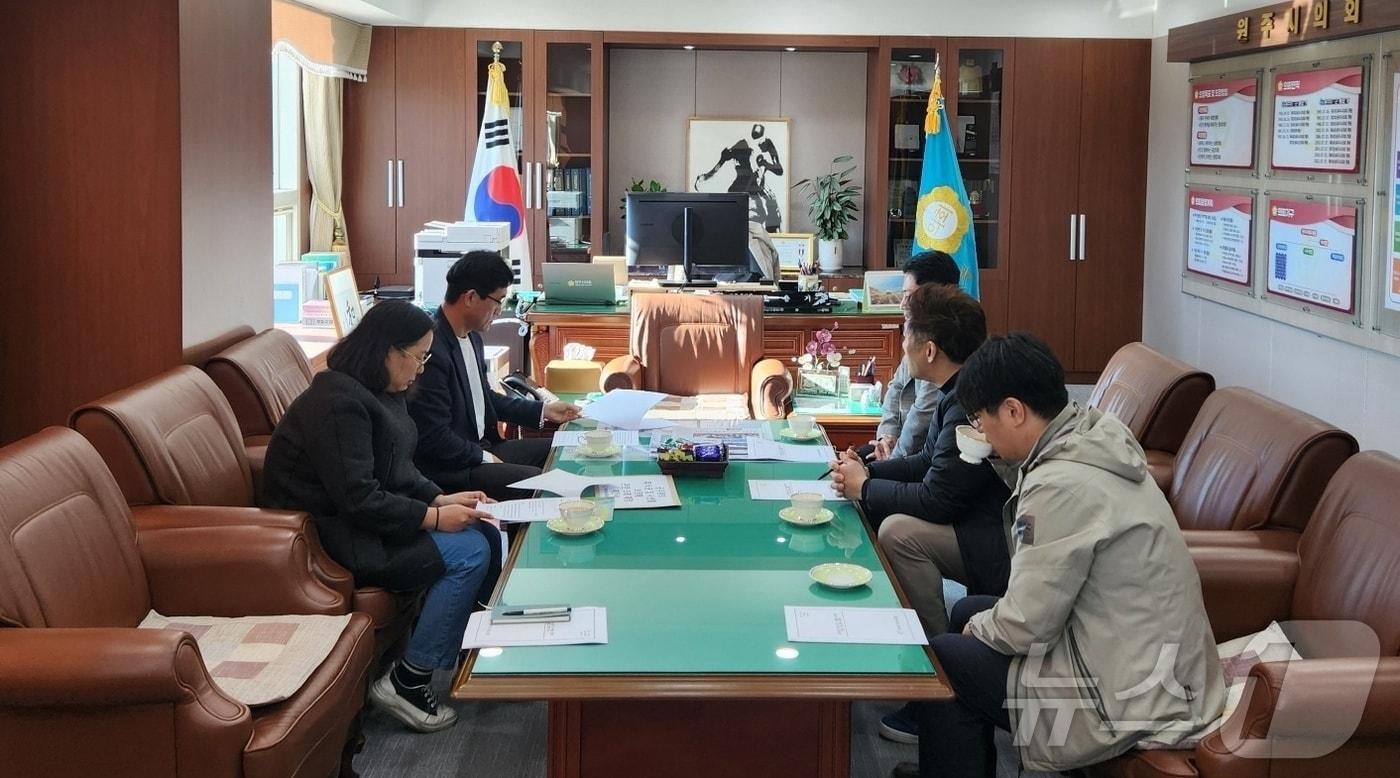 본문 이미지 - 강원 원주시청 공무원노동조합의 조합원들이 6일 원주시의회를 찾아 조용기 원주시의장과 공무원의 휴식권과 사생활보장에 대한 원주시 조례 제정 방안에 대해 논의하는 자리를 갖고 있다. (원주시청 공무원노동조합 제공) 2024.11.6/뉴스1