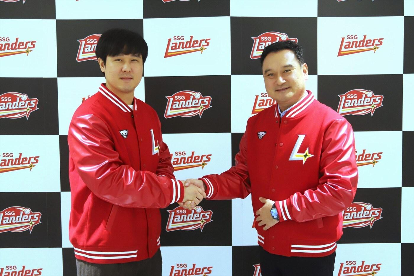  최정(왼쪽)이 6일 인천 SSG랜더스필드에서 SSG와 FA 계약을 한 뒤, 김재섭 대표이사와 악수하고 있다. (SSG 랜더스 제공)