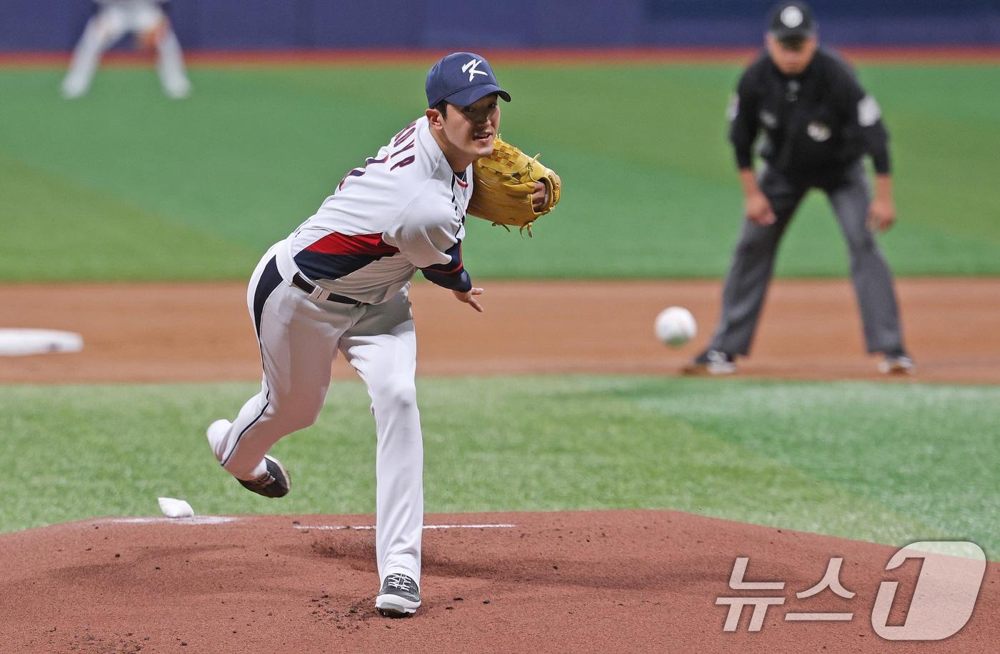 본문 이미지 - 6일 오후 서울 구로구 고척스카이돔에서 열린 대한민국 야구 국가대표팀과 상무의 연습경기, 1회초 대표팀 선발 고영표가 역투하고 있다. 2024.11.6/뉴스1 ⓒ News1 장수영 기자