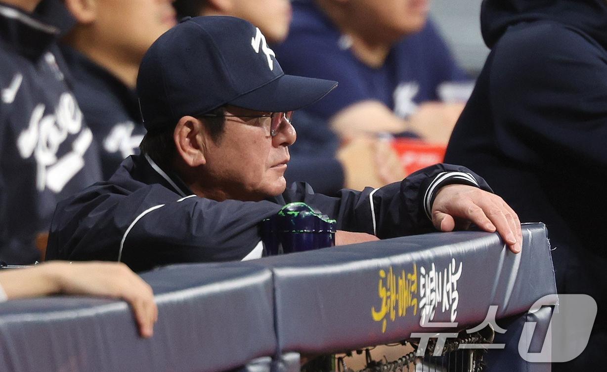 본문 이미지 - 6일 오후 서울 구로구 고척스카이돔에서 열린 대한민국 야구 국가대표팀과 상무의 연습경기, 1회초 대표팀 류중일 감독이 경기를 바라보고 있다. 2024.11.6/뉴스1 ⓒ News1 장수영 기자