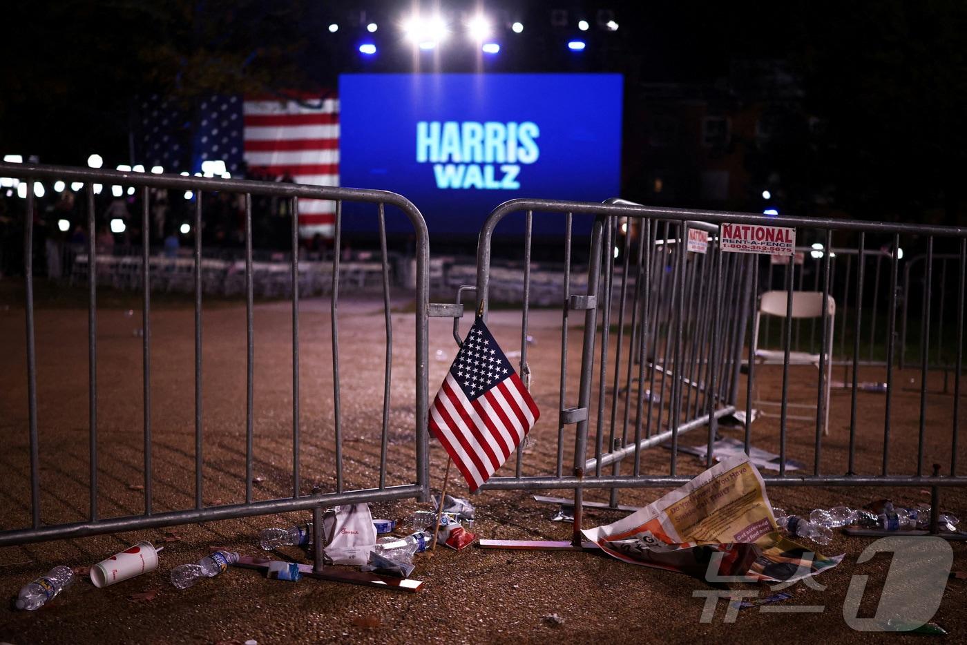제47대 미국 대통령 선거 개표가 진행된 6일(현지시간) 새벽 민주당 대통령 후보 카멀라 해리스 부통령 지지자들이 해리스 모교인 워싱턴DC 하워드대에 모여 개표 방송을 지켜보던 도중 공화당 대통령 후보 도널드 트럼프 전 대통령의 당선이 확실시 되자 자리를 떠났다. 2024.11.06. ⓒ 로이터=뉴스1 ⓒ News1 김성식 기자
