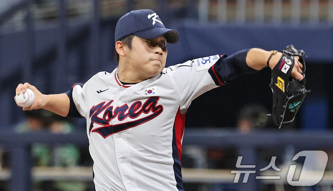본문 이미지 - 6일 오후 서울 구로구 고척스카이돔에서 열린 대한민국 야구 국가대표팀과 상무의 연습경기, 9회초 마운드에 오른 대표팀 마무리 박영현이 역투하고 있다. 2024.11.6/뉴스1 ⓒ News1 장수영 기자