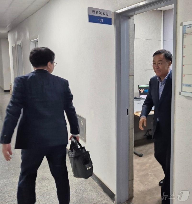 본문 이미지 - 최근 여성 민원인을 상대로 한 성 비위와 금품수수 의혹을 받는 김진하 강원 양양군수가 6일 강원경찰청 강릉 별관에 출석해 조사를 마치고 나서고 있다. 2024.11.6/뉴스1 ⓒ News1 윤왕근 기자