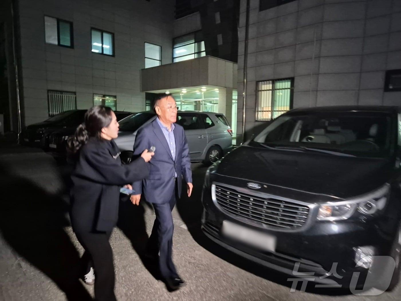 본문 이미지 - 최근 여성 민원인을 상대로 한 성 비위와 금품수수 의혹을 받는 김진하 강원 양양군수가 6일 강원경찰청 강릉 별관에 출석해 조사를 마치고 귀가하고 있다. 2024.11.6/뉴스1 ⓒ News1 윤왕근 기자