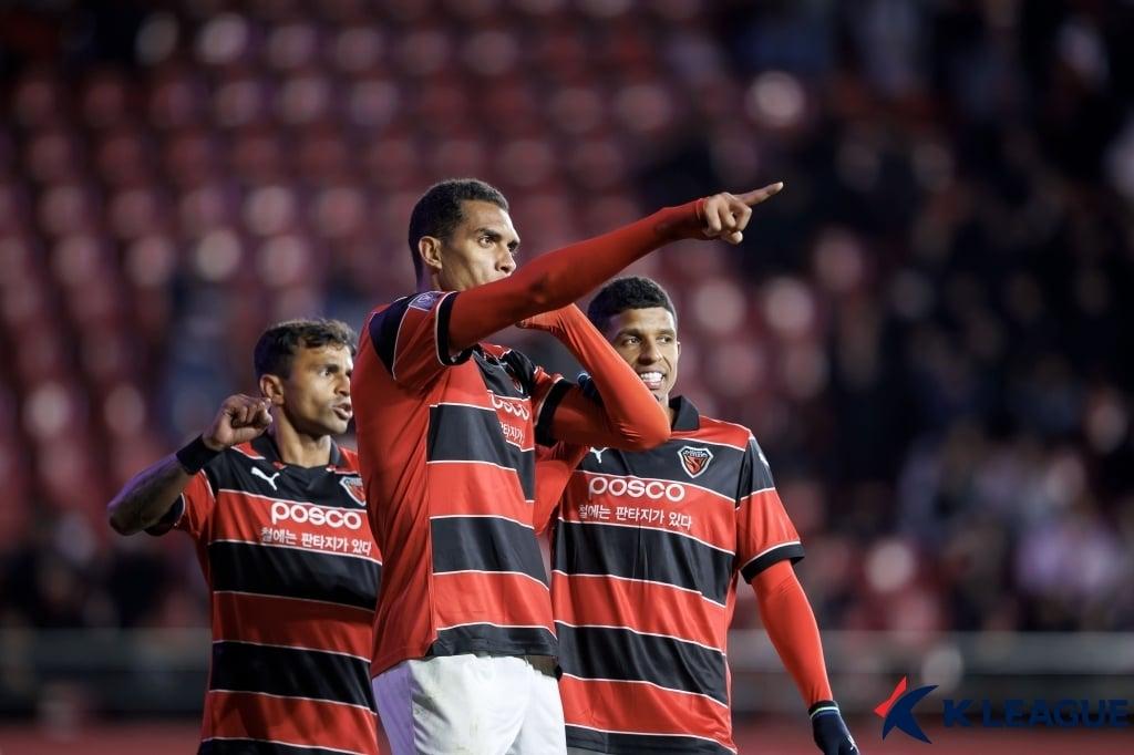 본문 이미지 - 포항 스틸러스가 6일 열린 2024-25 AFC 챔피언스리그 엘리트 리그 스테이지 4차전에서 산둥 타이산을 4-2로 이겼다. 사진은 후반 19분 득점을 올린 뒤 기뻐하는 조르지. (한국프로축구연맹 제공)