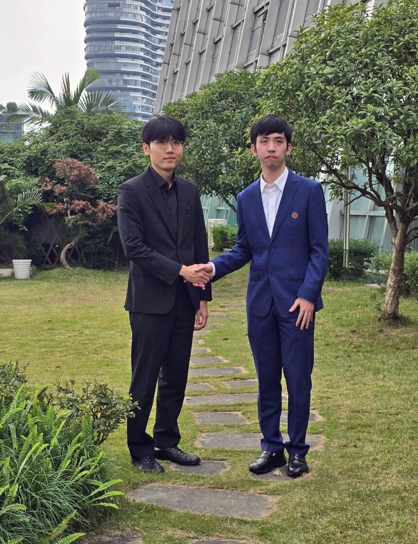 본문 이미지 - 신진서 9단&#40;왼쪽&#41;과 왕싱하오 9단. &#40;한국기원 제공&#41;