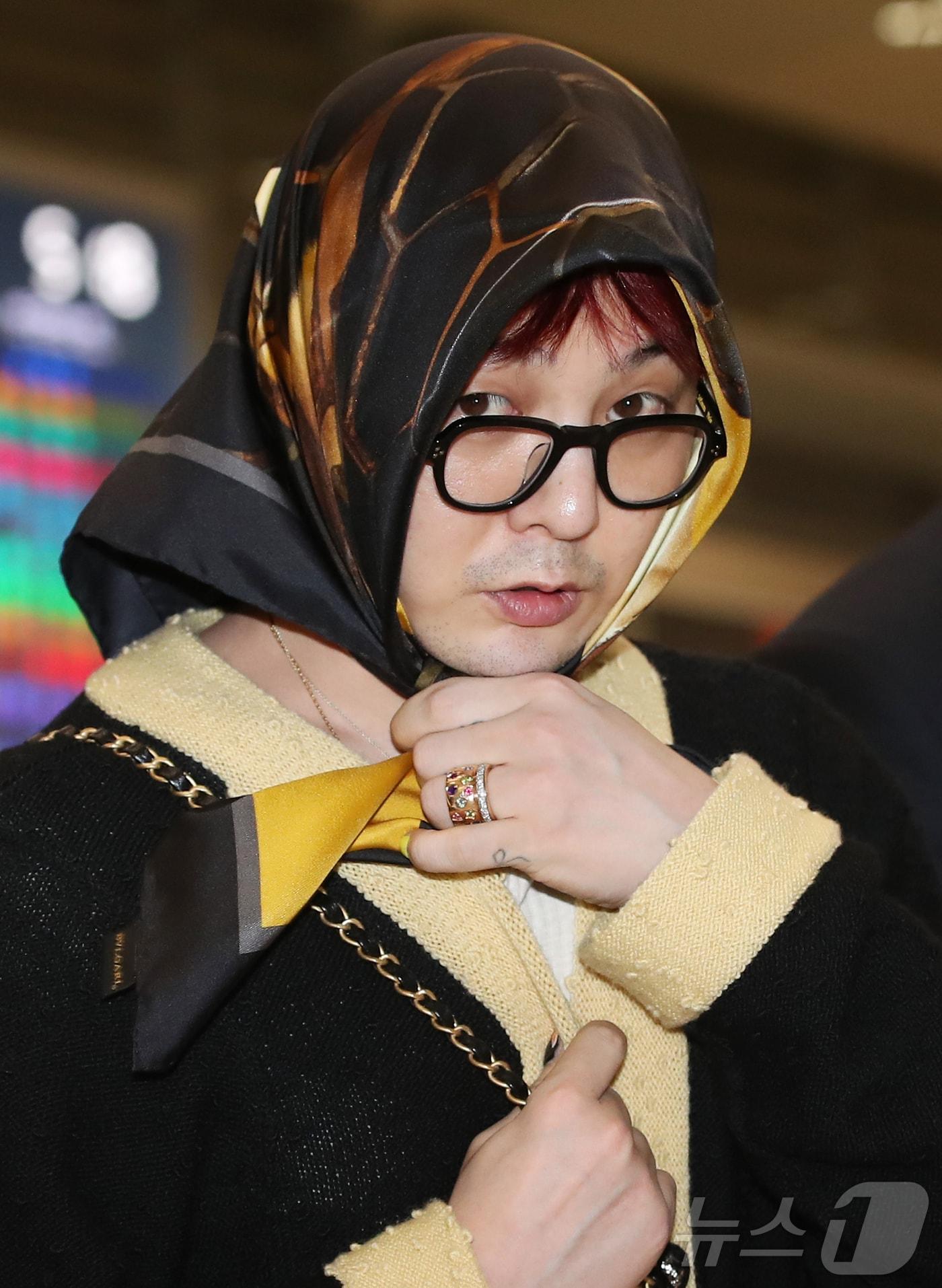 본문 이미지 - 가수 지드래곤&#40;GD&#41;이 스카프 패션을 선보였다. ⓒ News1 권현진 기자