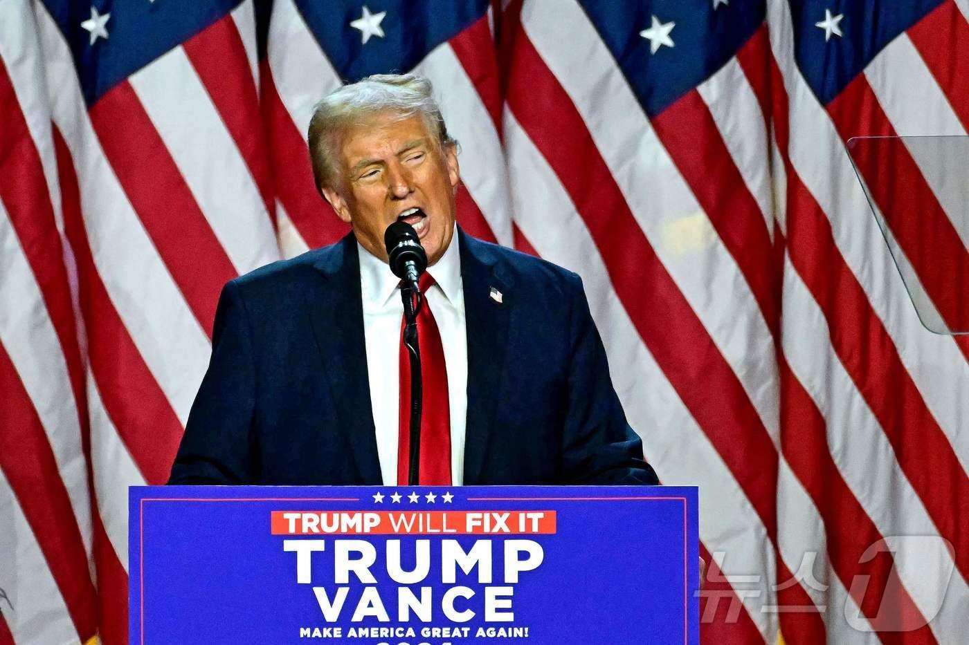 미국 공화당 대통령 후보 도널드 트럼프 전 대통령이 6일 (현지시간) 플로리다주 웨스트 팜비치 컨벤션센터에서 당선 연설을 갖고 “미국 국민을 위한 장대한 승리이며 미국을 다시 위대하게 만들 수 있게 해줄 것"이라고 말하고 있다. 2024.11.07 ⓒ AFP=뉴스1 ⓒ News1 우동명 기자