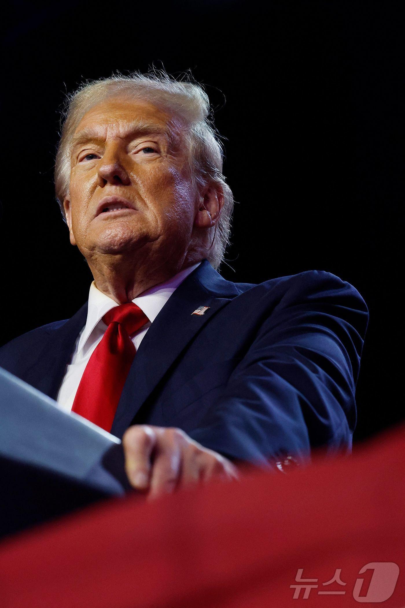 본문 이미지 - 미국 공화당 대통령 후보 도널드 트럼프 전 대통령이 6일 &#40;현지시간&#41; 플로리다주 웨스트 팜비치 컨벤션센터에서 당선 연설을 갖고 “우리는 국경을 고칠 것이며 우리나라에 대한 모든 것을 고칠 것&#34;이라고 말하고 있다. 2024.11.07 ⓒ AFP=뉴스1 ⓒ News1 우동명 기자