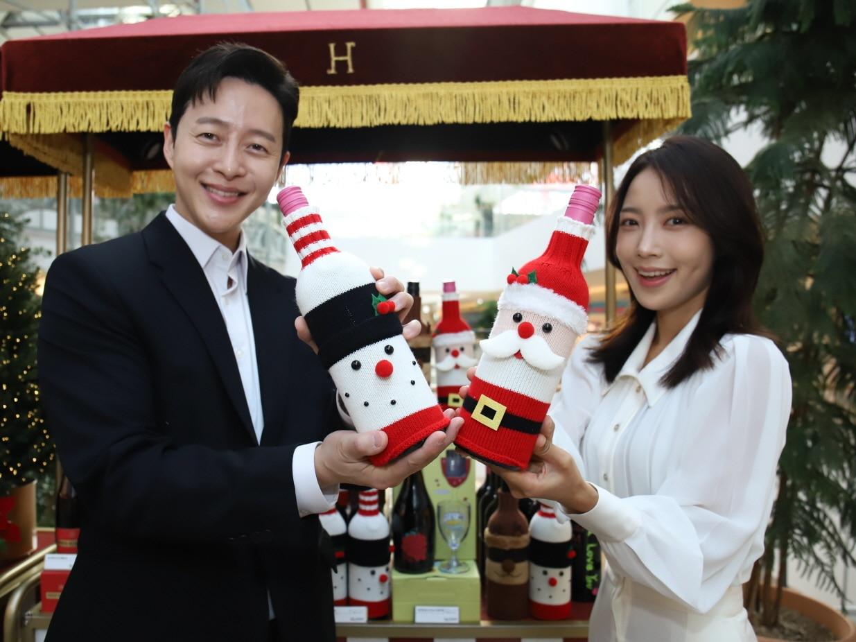 본문 이미지 - 아영FBC가 더현대 서울 '크리스마스 빌리지'에서 와인 팝업을 오픈하고 대표상품 할인행사를 진행한다.(아영FBC 제공)