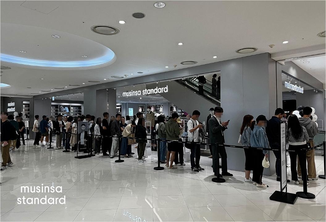 본문 이미지 - 무신사 스탠다드가 지난달 오프라인 매장에서만 월간 매출 100억 원을 최초로 돌파했다.(무신사제공)