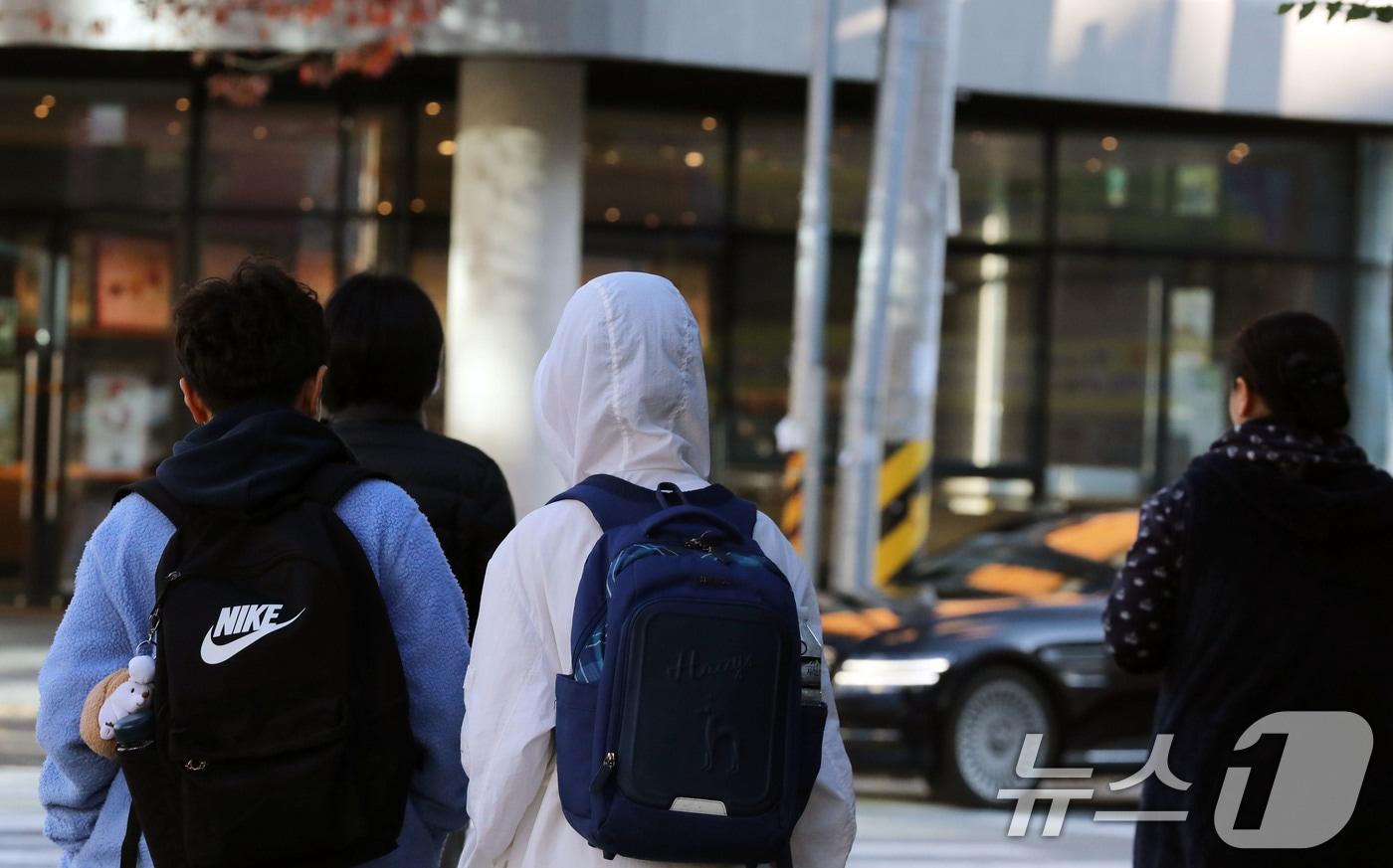 본문 이미지 - 초등학생들이 등교하고 있다. 2024.11.7/뉴스1 ⓒ News1 박지현 기자