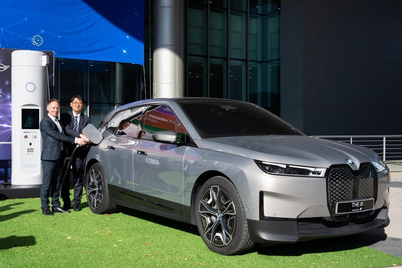 본문 이미지 - 안드레아스 스툼 BMW 그룹 R&D 센터 코리아 총괄(왼쪽)과 이상원 한국전력 에너지신사업처장이 BMW iX에 충전기를 연결하고 있다(BMW 제공)