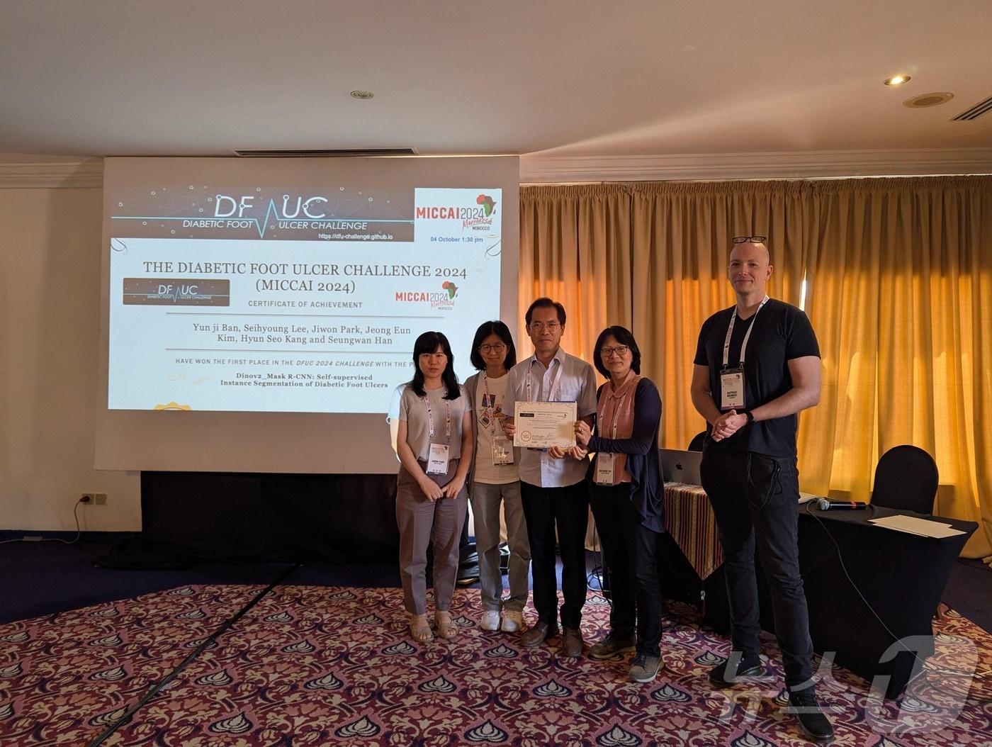 본문 이미지 - 왼쪽부터 ETRI 박지원 선임기술원, 반윤지 책임연구원, 이세형 박사, 챌린지 주최자인 Moi Hoon Yap 교수, Raphael 박사과정이 수상 기념촬영을 하고 있다.(ETRI 제공)/뉴스1