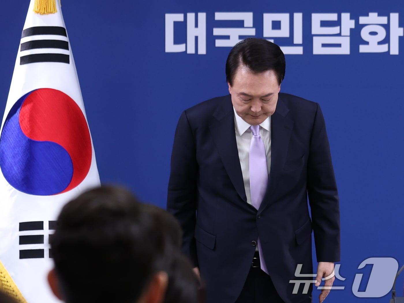 본문 이미지 - 윤석열 대통령이 7일 서울 용산 대통령실 청사 브리핑실에서 대국민 담화 중 국민들에게 고개숙여 사과하고 있다. 2024.11.7/뉴스1 ⓒ News1 박지혜 기자