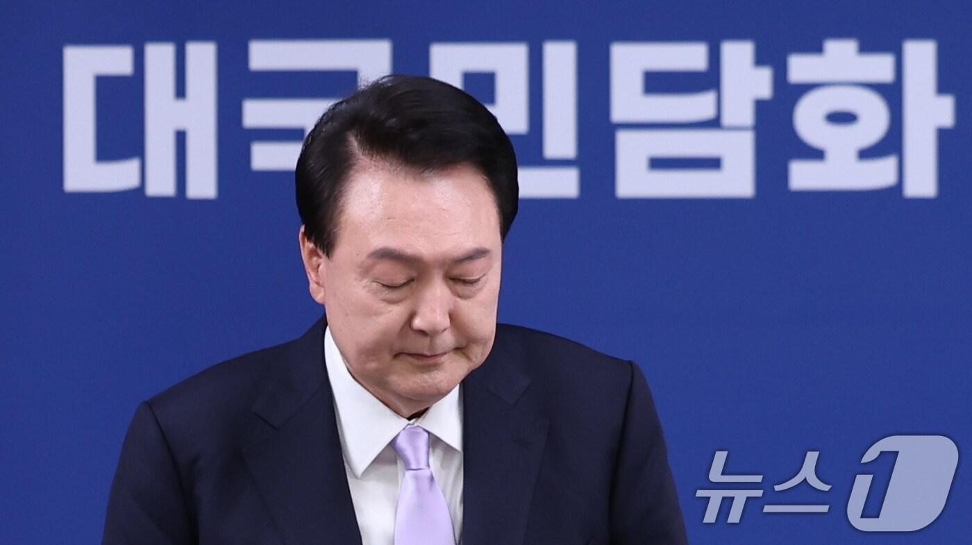 윤석열 대통령이 7일 서울 용산 대통령실 청사 브리핑실에서 대국민 담화 중 국민들에게 고개숙여 사과하고 있다. 2024.11.7/뉴스1 ⓒ News1 박지혜 기자