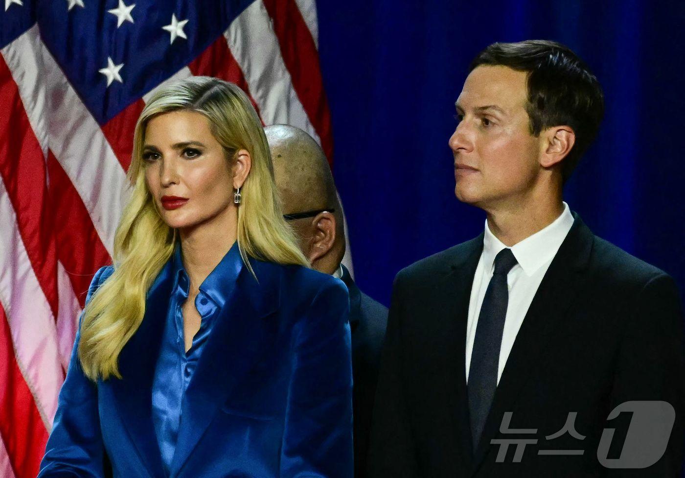 본문 이미지 - 미국 공화당 대통령 후보 도널드 트럼프 전 대통령의 딸 이방카와 남편 재러드 쿠슈너가 6일 (현지시간) 플로리다주 웨스트 팜비치 컨벤션센터에서 열린 트럼프의 당선 행사에 참석을 하고 있다. 2024.11.07 ⓒ AFP=뉴스1 ⓒ News1 우동명 기자