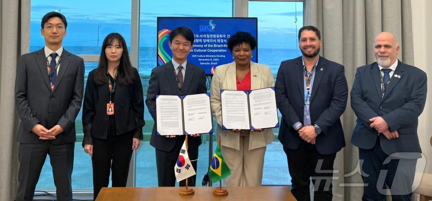 용호성 문화체육관광부 제1차관이 6일(현지시간) G20 문화장관회의가 열리고 있는 브라실 살바도르 컨벤션센터에서 마르가레트 메네제스(Margareth Menezes) 브라질 문화부 장관과 한-브라질 양국 간 문화협력 양해각서에 서명한 뒤 기념촬영을 하고 있다. 문체부 제공.