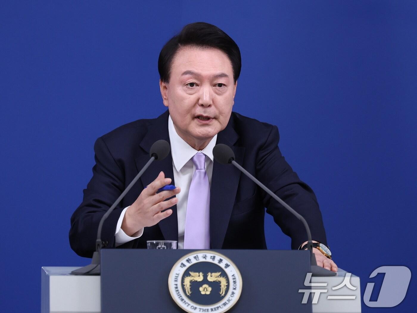 본문 이미지 - 윤석열 대통령이 7일 서울 용산 대통령실 청사 브리핑실에서 열린 대국민담화 및 기자회견에서 취재진의 질문에 답하고 있다. 2024.11.7/뉴스1 ⓒ News1 박지혜 기자