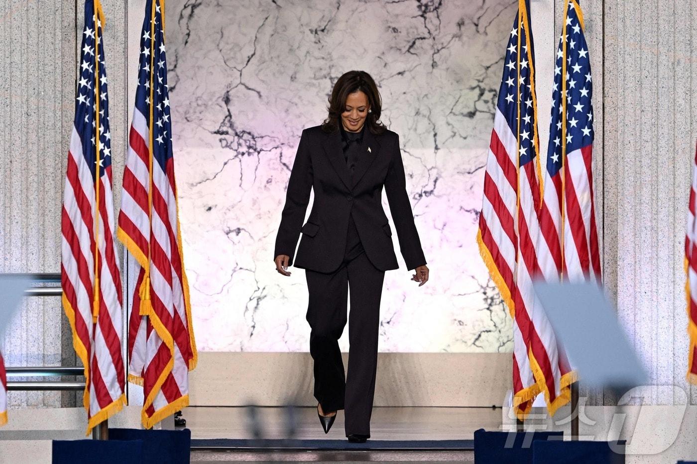 본문 이미지 - 미국 민주당 대선 후보인 카멀라 해리스 부통령이 6일(현지시간) 워싱턴의 하워드대학교에서 도널드 트럼프 전 대통령에게 패배를 인정하는 연설을 하기 위해 도착을 하고 있다. 2024.11.07 ⓒ AFP=뉴스1 ⓒ News1 우동명 기자