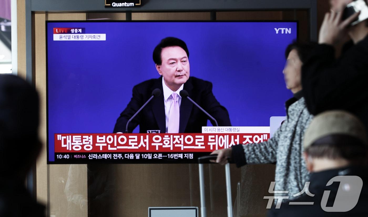 본문 이미지 - 7일 오전 서울 중구 서울역 대합실에서 시민들이 윤석열 대통령의 대국민 담화 발표를 생중계로 시청하고 있다. 2024.11.7/뉴스1 ⓒ News1 오대일 기자