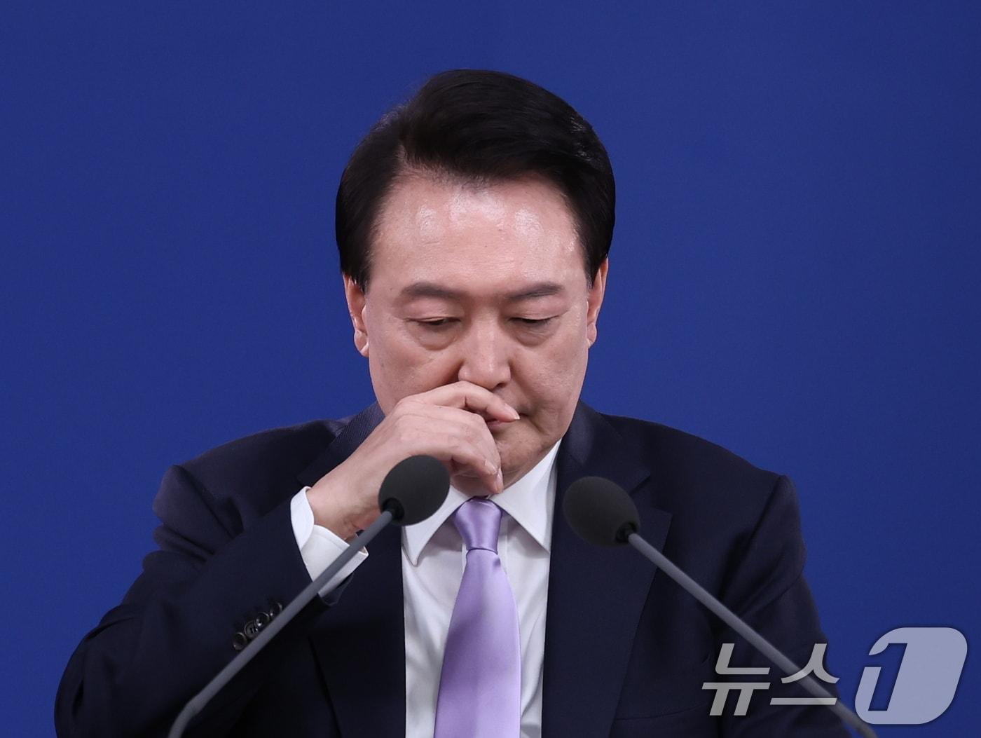 본문 이미지 - 윤석열 대통령이 7일 서울 용산 대통령실 청사 브리핑실에서 열린 대국민담화 및 기자회견에서 얼굴을 매만지고 있다. 2024.11.7/뉴스1 ⓒ News1 박지혜 기자