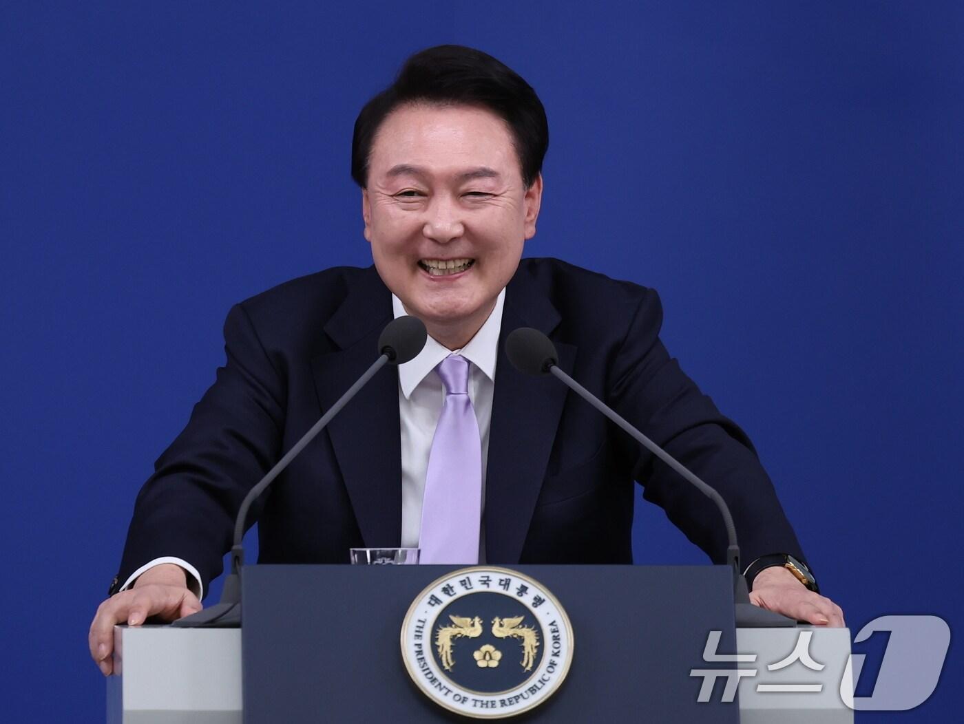 본문 이미지 - 윤석열 대통령이 7일 서울 용산 대통령실 청사 브리핑실에서 열린 대국민담화 및 기자회견에서 취재진의 질문에 답하고 있다. 2024.11.7/뉴스1 ⓒ News1 박지혜 기자