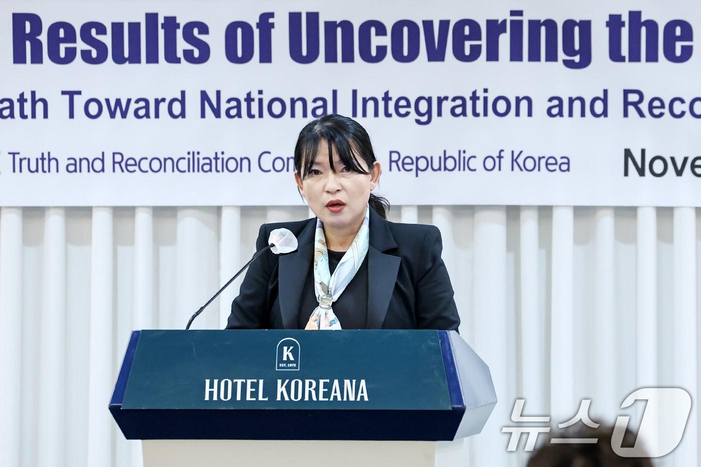 이옥남 진실·화해를위한과거사정리위원회(진화위) 상임위원이 7일 오전 서울 중구 코리아나호텔에서 열린 '과거사 진실규명 성과 공유를 위한 국제포럼'에서 김광동 위원장의 인사말을 대독하고 있다. 2024.11.7/뉴스1 ⓒ News1 민경석 기자