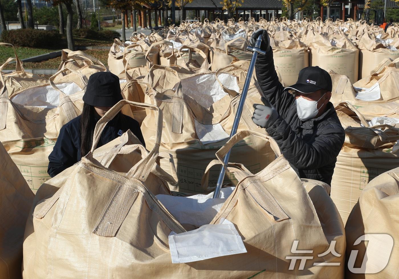 공공비축미곡 매입 모습. &#40;사진은 기사 내용과 무관함&#41; / 뉴스1 ⓒ News1 DB 김영운 기자