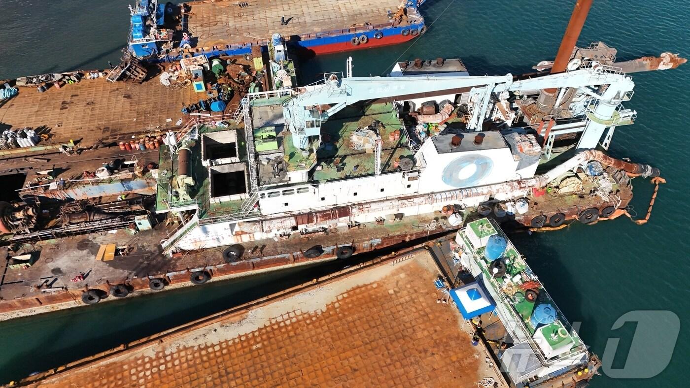 부산 다대포항에서 불법으로 선박 해체 작업이 진행되고 있다.(부산해경 제공)