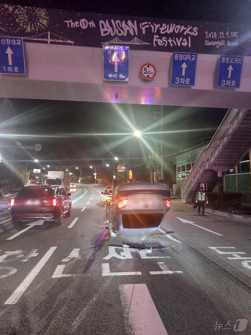 본문 이미지 - 7일 오전 부산 남구 대연동 음주운전 차량 전복 사고 현장.(남부경찰서 제공)