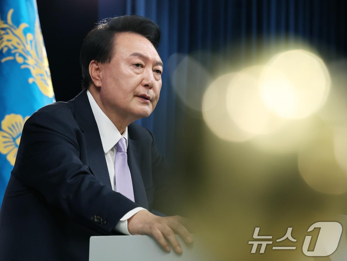 본문 이미지 - 윤석열 대통령이 7일 서울 용산 대통령실 청사 브리핑실에서 열린 대국민담화 및 기자회견에서 취재진의 질문에 답하고 있다. 2024.11.7/뉴스1 ⓒ News1 송원영 기자