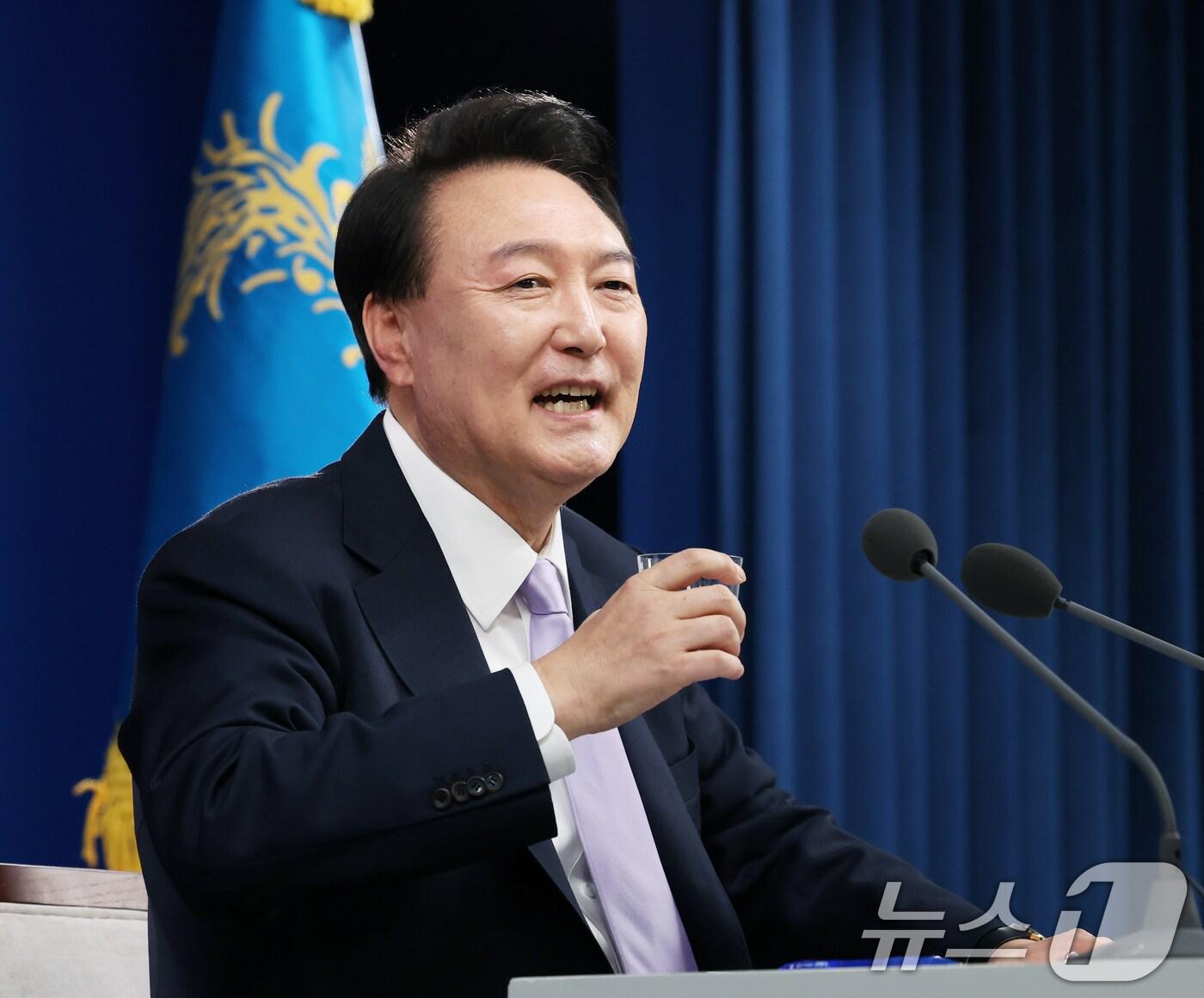 본문 이미지 - 윤석열 대통령이 7일 서울 용산 대통령실 청사 브리핑실에서 열린 대국민담화 및 기자회견에서 취재진의 질문에 답하고 있다. 2024.11.7/뉴스1 ⓒ News1 송원영 기자