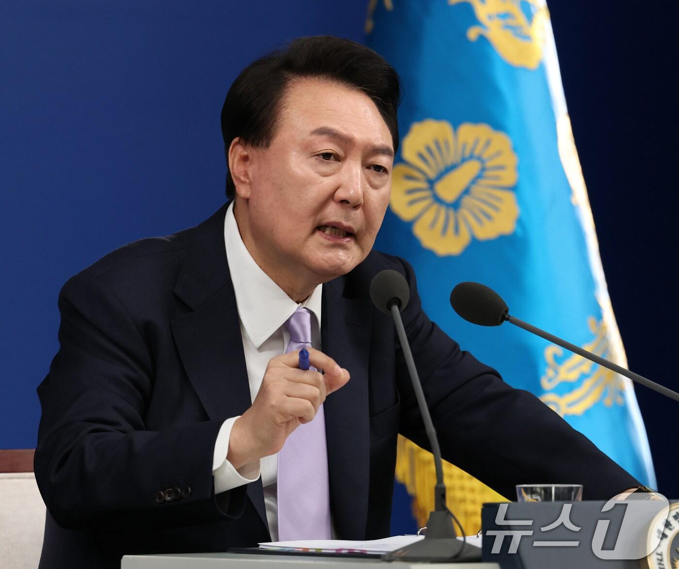 본문 이미지 - 윤석열 대통령이 7일 서울 용산 대통령실 청사 브리핑실에서 열린 대국민담화 및 기자회견에서 취재진의 질문에 답하고 있다. 2024.11.7/뉴스1 ⓒ News1 송원영 기자