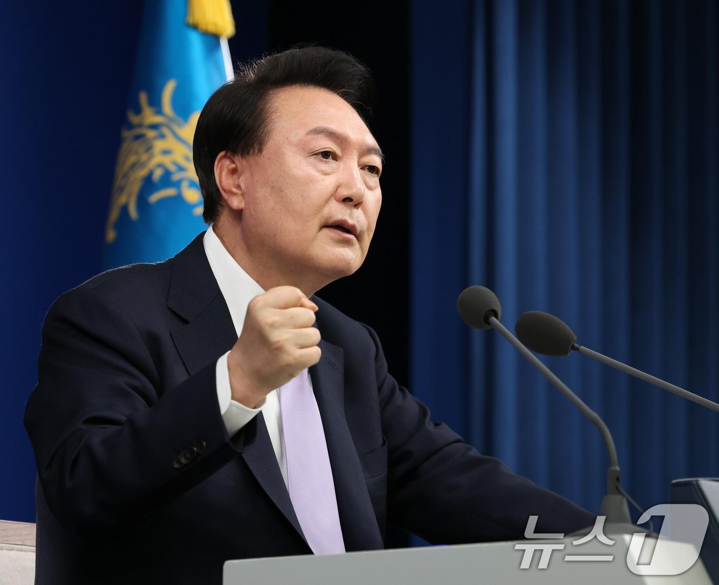 본문 이미지 - 윤석열 대통령이 7일 서울 용산 대통령실 청사 브리핑실에서 열린 대국민담화 및 기자회견에서 취재진의 질문에 답하고 있다. 2024.11.7/뉴스1 ⓒ News1 송원영 기자