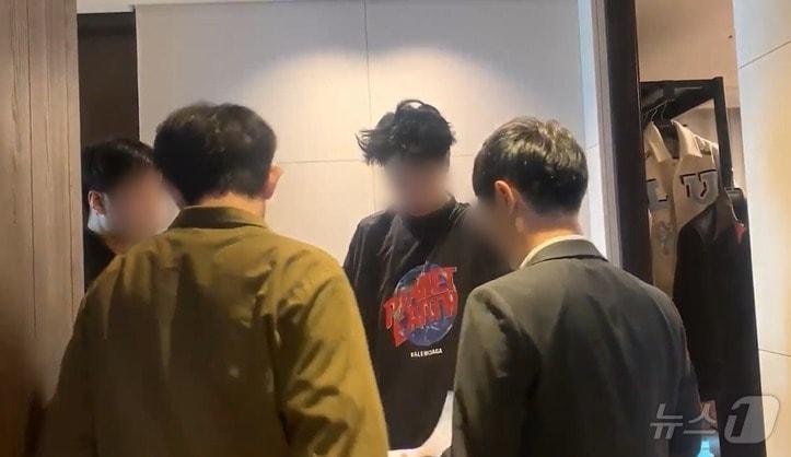본문 이미지 - 보이스피싱 미끼문자를 불법으로 대량 발송한 혐의를 받는 김 모 씨(39)가 경찰에 붙잡혔다. / 서울경찰청 형사기동대 제공