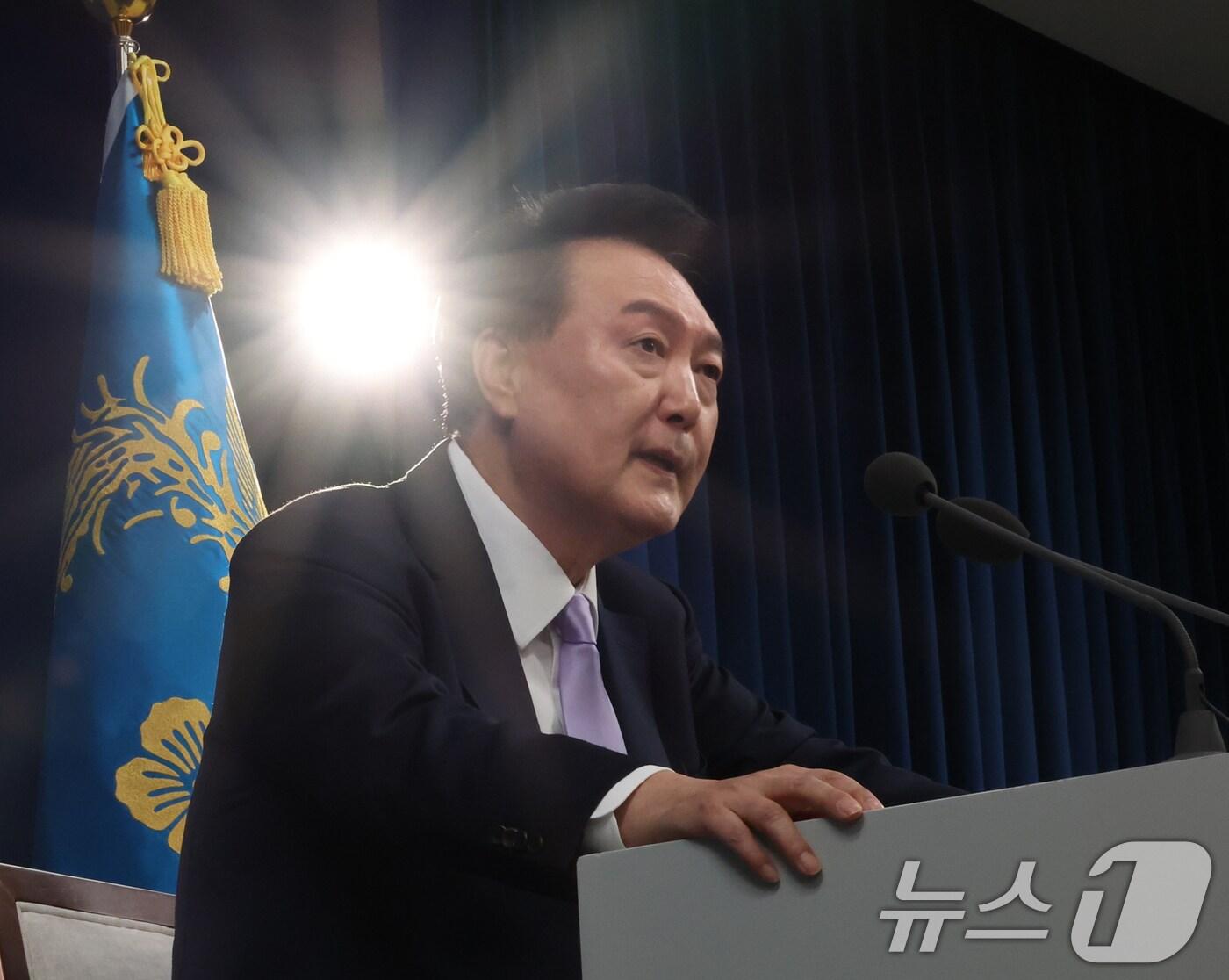 본문 이미지 - 윤석열 대통령이 7일 서울 용산 대통령실 청사 브리핑실에서 열린 대국민담화 및 기자회견에서 취재진의 질문에 답하고 있다. 2024.11.7/뉴스1 ⓒ News1 송원영 기자
